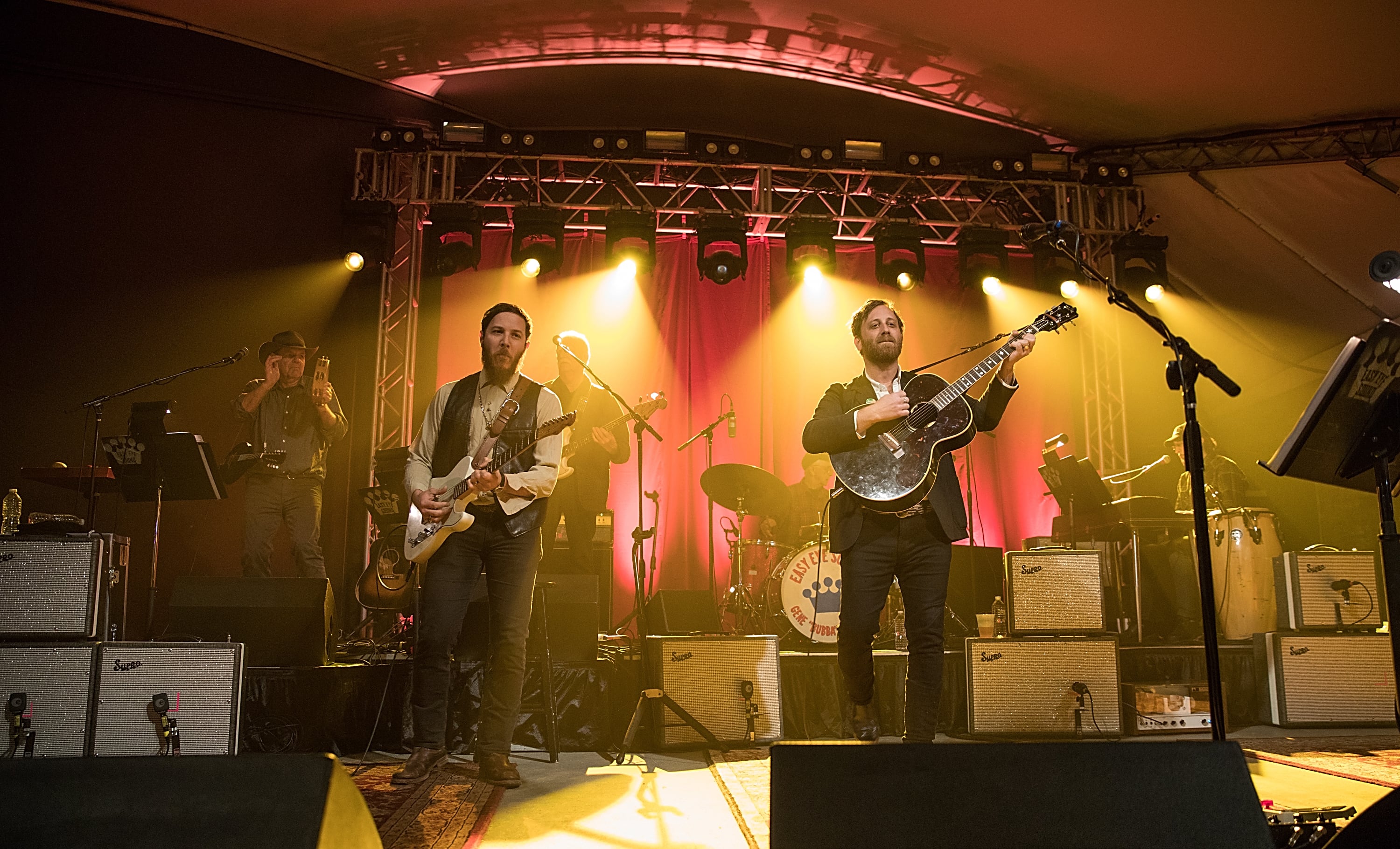 Dan Auerbach durante un concierto en con los músicos de su sello en 2018