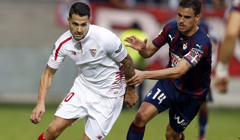 GRA252. EIBAR (GIPUZKOA), 17/10/2015.- El centrocampista del Eibar Dani García (d) y el centrocampista del Sevilla Víctor Machín, durante el partido de la octava jornada de Liga que disputan en el estadio de Ipurua de la localidad guipuzcoana de Eibar. EFE/Javier Etxezarreta.