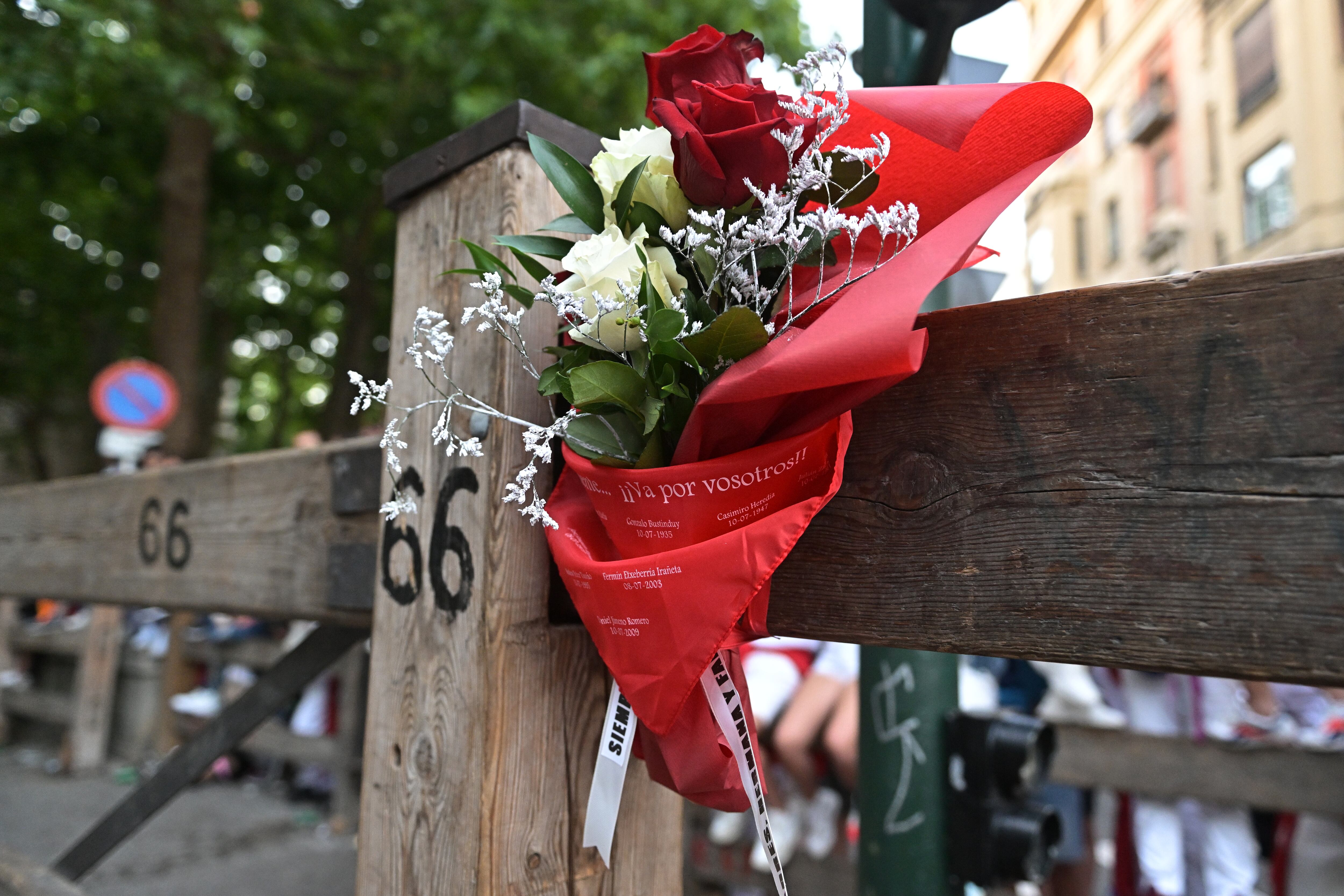 Los padres de Daniel Gimeno, corredor que murió en los sanfermines de 2009 colocan un ramo de flores come homenaje a su hijo, este domingo en Pamplona.