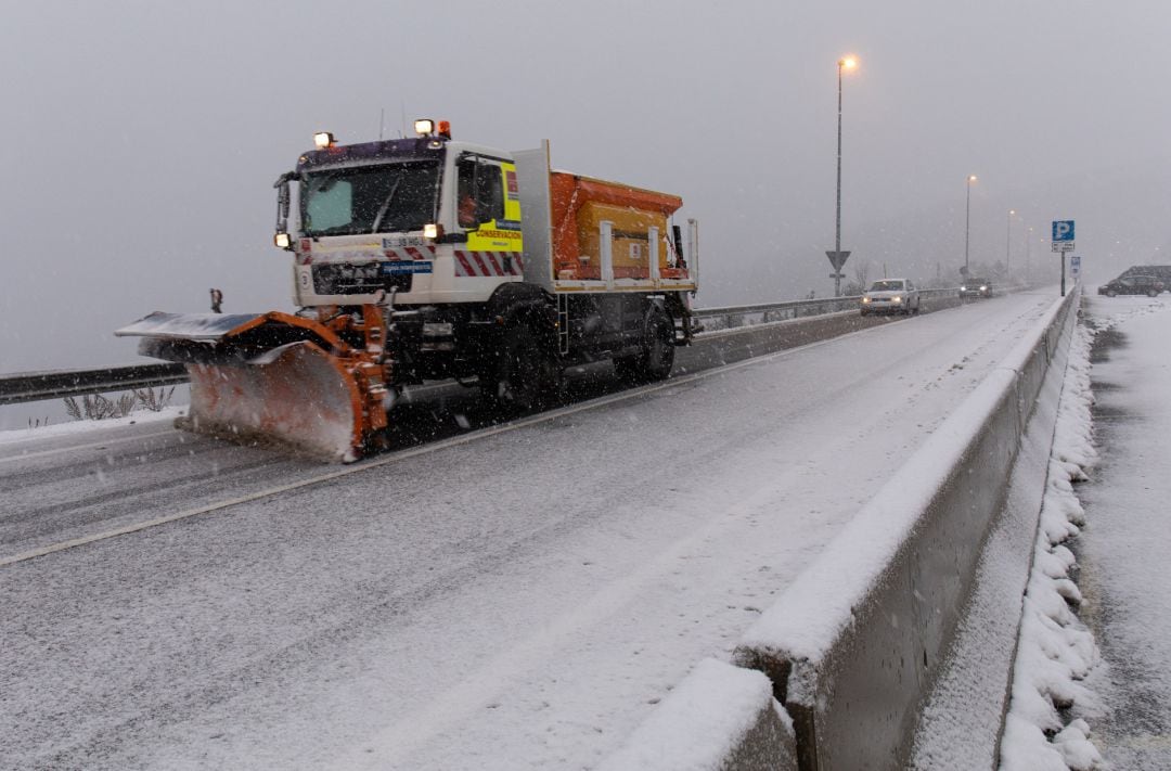 Una máquina quitanieves quita la nieve de las carreteras del Puerto de Navacerrada