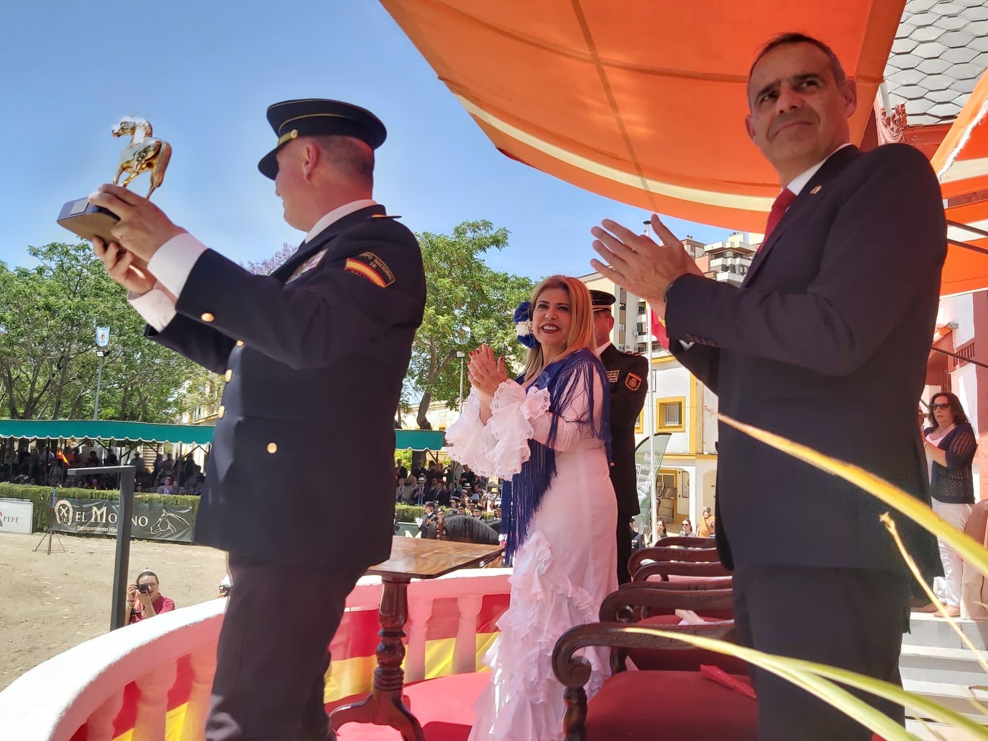 Entrega caballo de oro a la unidad de caballería de la Policía Nacional