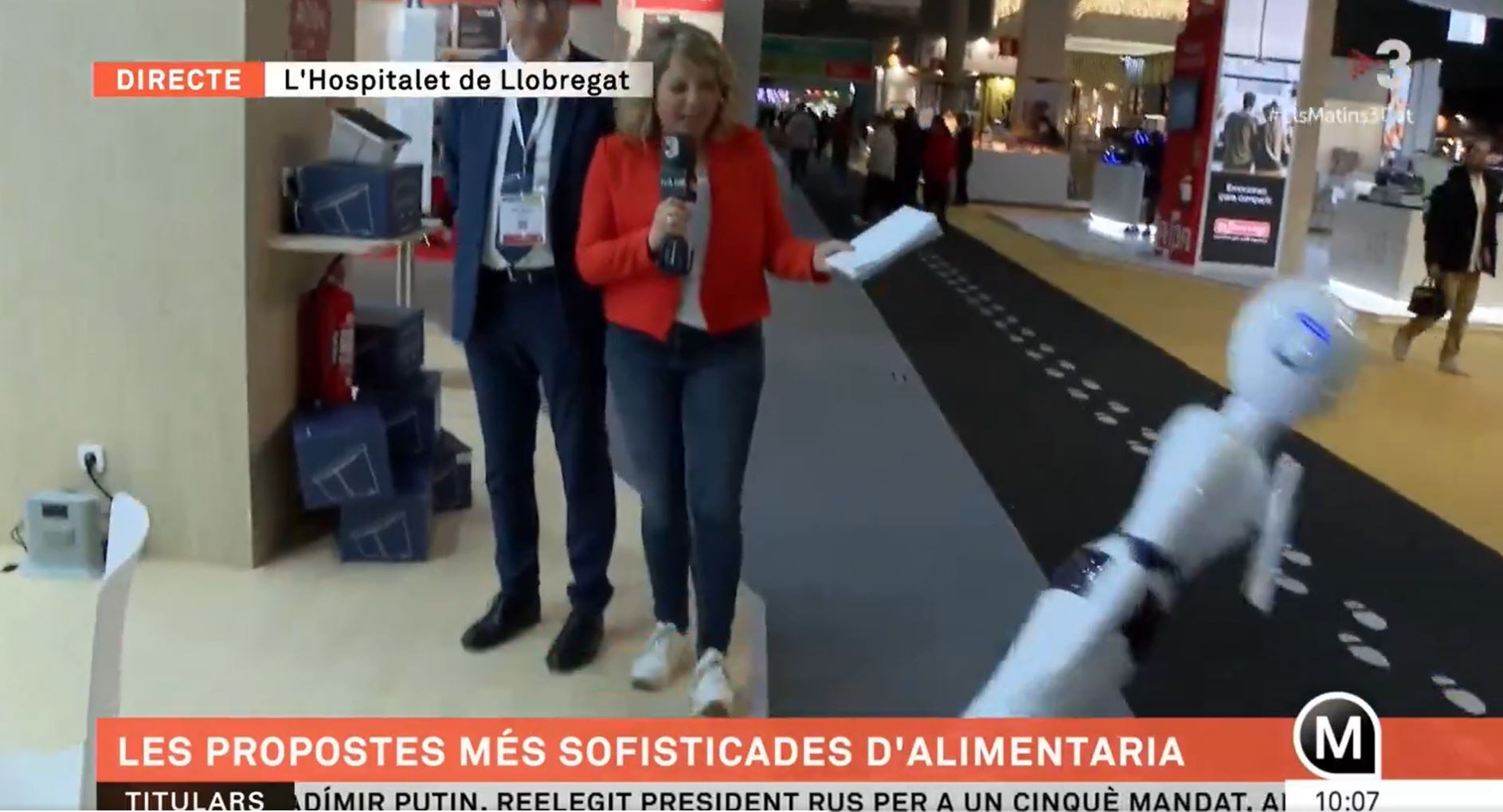 Momento en el que un robot se cae en directo en TV3.