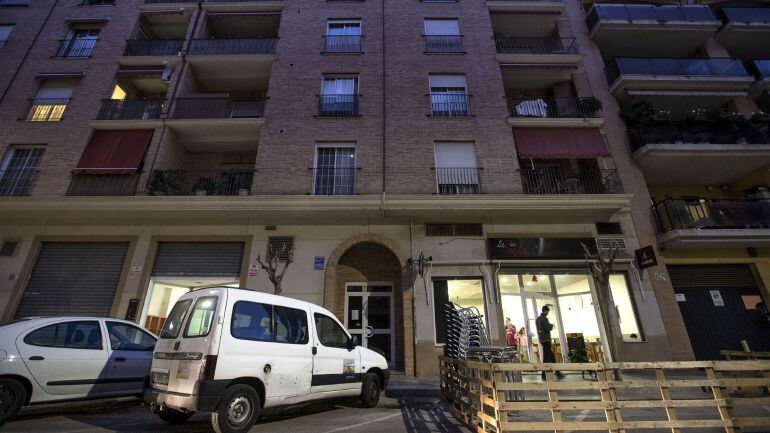 10-03-2016.- Vista del número nueve de la calle Unión Musical de la localidad valenciana de Catarroja, donde una mujer de 51 años ha muerto asesinada presuntamente a manos de su pareja, que ha sido detenida.