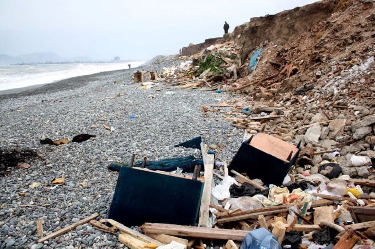 La playa de Surrach-Aiguadoliva, en la costa de Benicarló, ha recibido un estirón de orejas por su contaminación