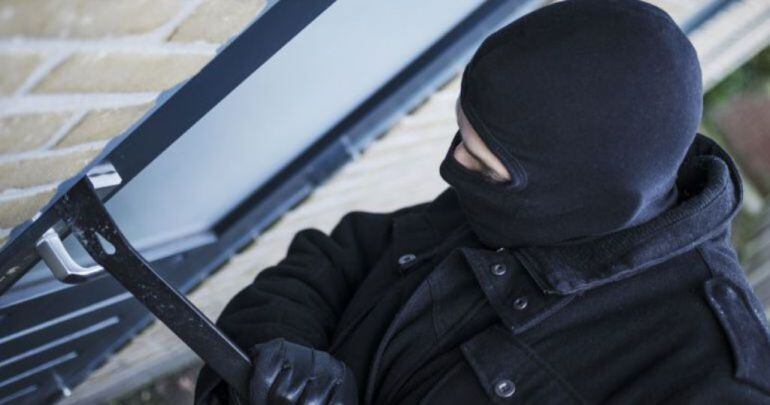 El detenido forzaba las ventanas