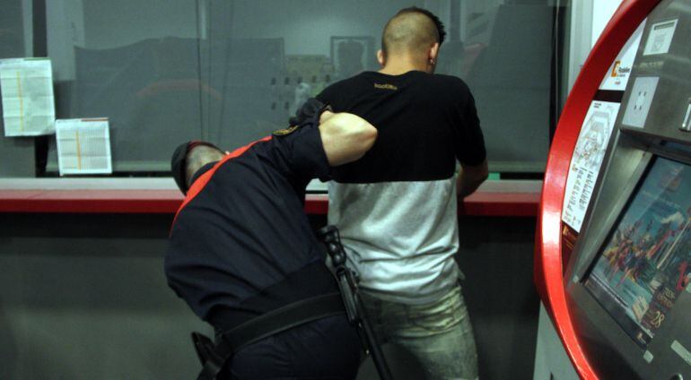 La policia ha muntat diversos dispositius per detenir joves conflictius que van a la zona de discoteques de Blanes.