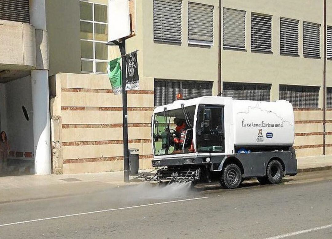 Imagen de archivo de un vehículo de limpieza de Ibiza
