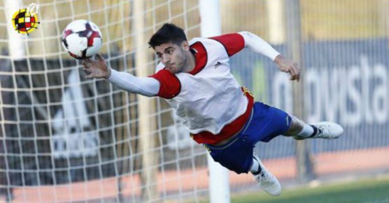 El delantero de la Selección, Álvaro Morata, muestra sus facetas en la portería.
