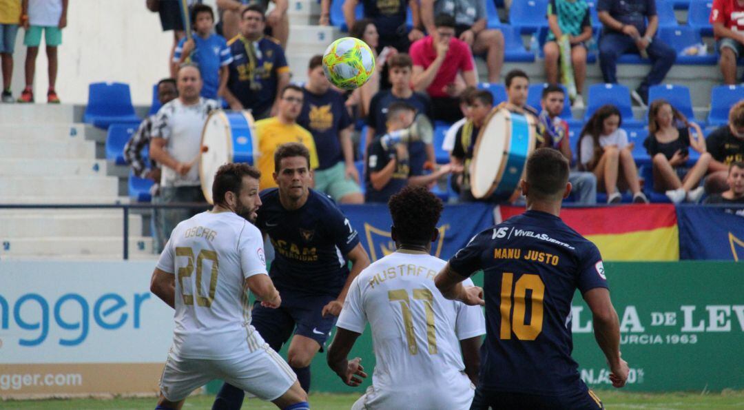 Balón dividido en el partido entre el UCAM Murcia CF y el Marbella