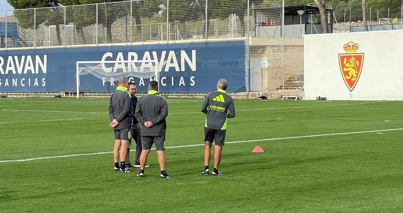 Juan Carlos Cordero y Víctor Fernández han supervisado el estado del nuevo césped del campo de entrenamieno