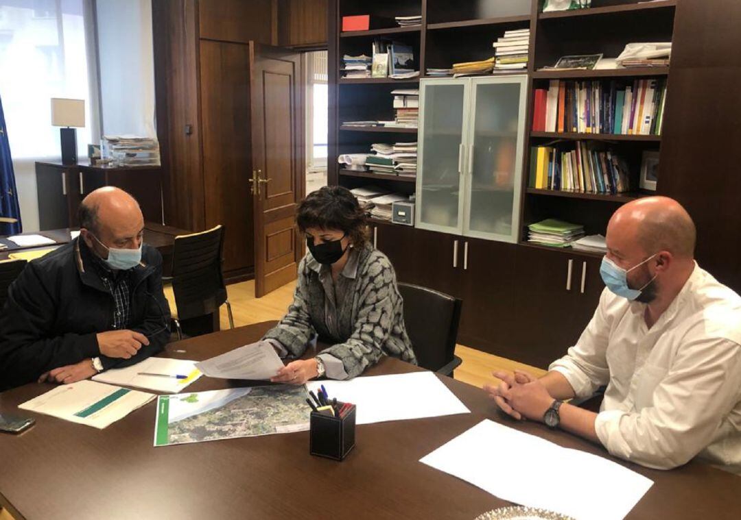 El presidente de la Confederación Hidrográfica Miño Sil (José Antonio Quiroga) junto a alcaldesa de Tomiño (Sandra González) y el concejal de Servizos Públicos (Lois Vázquez).