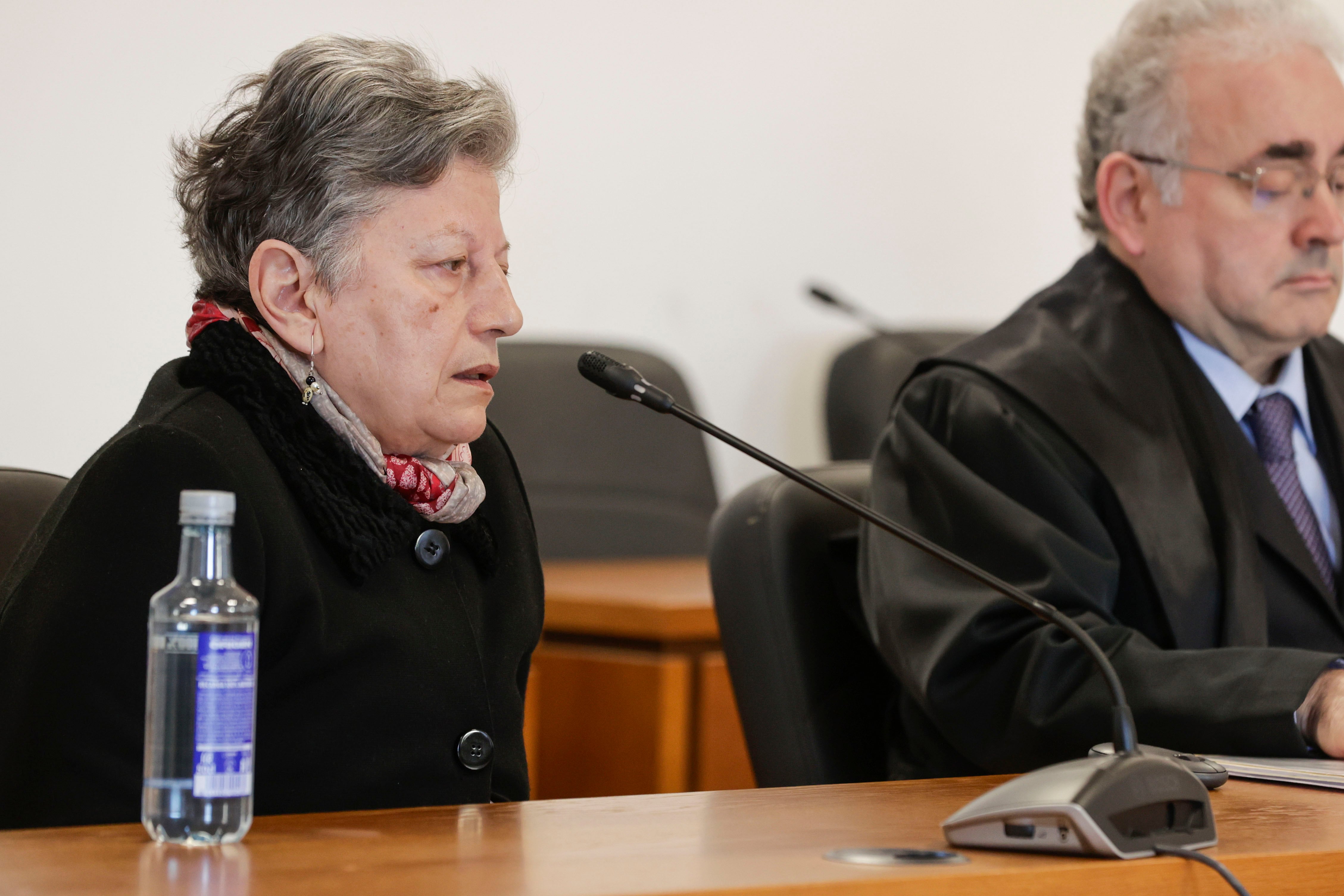 A CORUÑA, 17/05/24.- Una mujer se enfrenta a una petición de 26 años de cárcel por asesinar supuestamente a su marido con alzhéimer, este miércoles en la Audiencia Provincial de A Coruña . EFE/Cabalar
