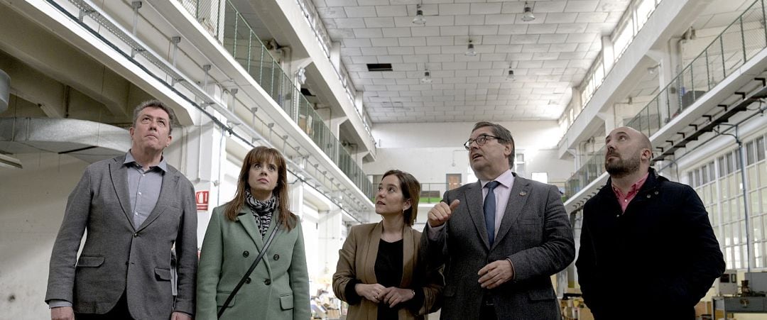 Las autoridades visitan la fábrica de armas