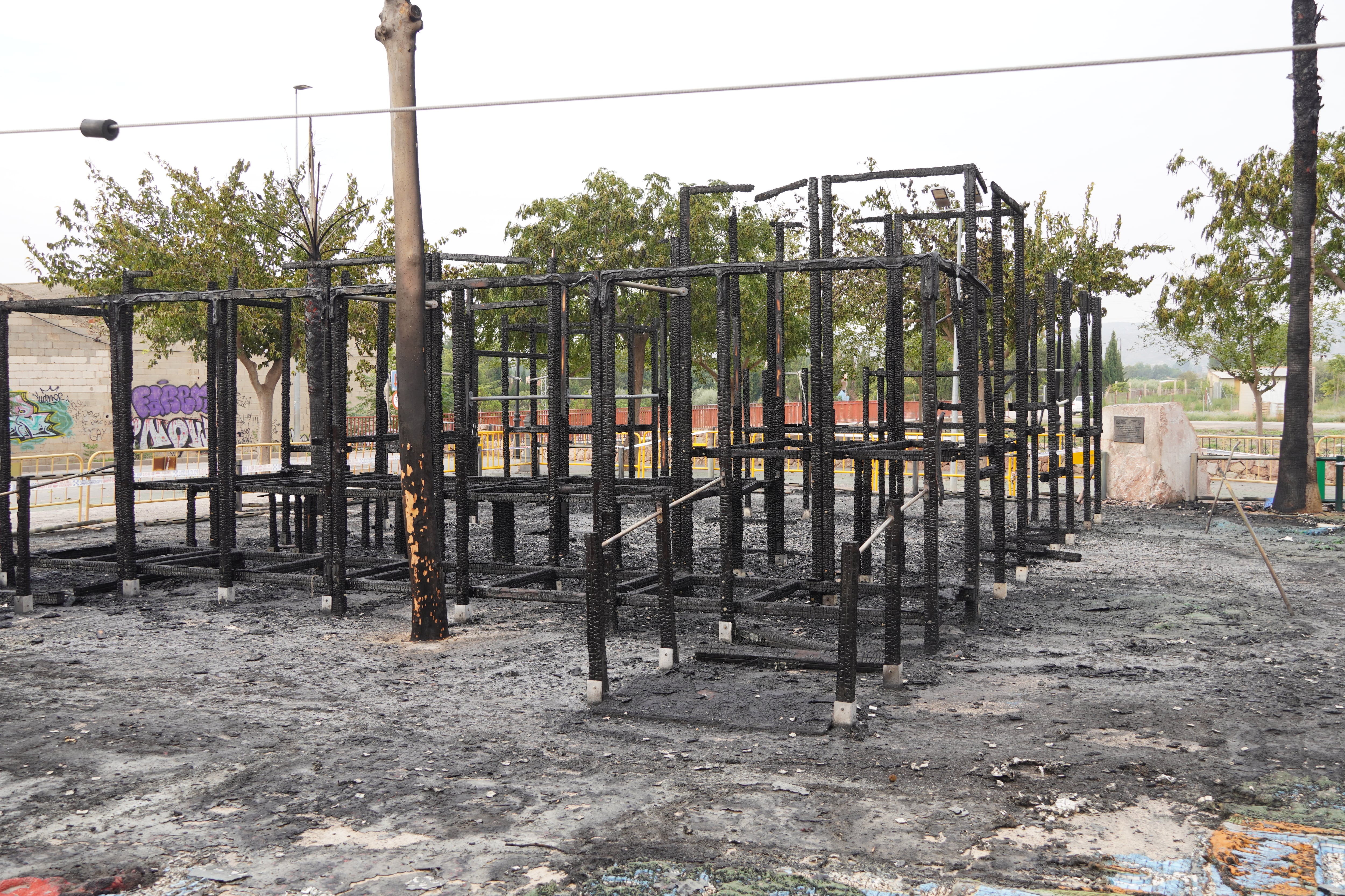 Estado en el que ha quedado una de las zonas del parque tras el incendio