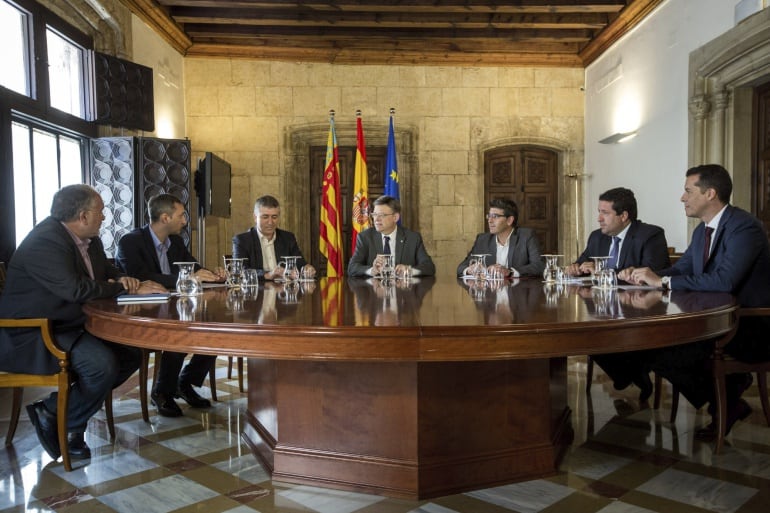 El presidente de la Generalitat, Ximo Puig (c), durante la reunión con los presidentes de las diputaciones de Valencia, Alicante, y Castellón, en el que se ha firmado un protocolo de colaboración por el que se destinarán 27,9 millones de euros a un plan d