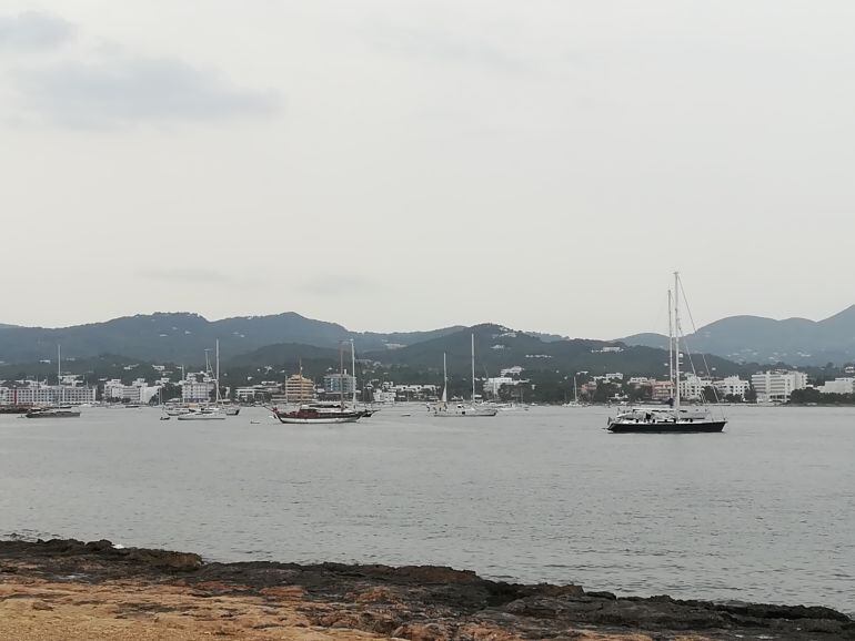 Barcos fondeados en la costa