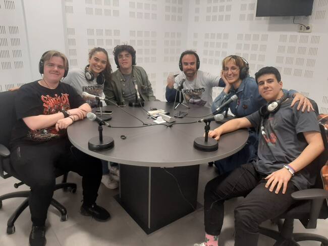 De izquierda a derecha, Daniel Melnik, Alba Llana, Pablo Bermúdez, Fernando Sánchez, Raquel Hernández y Bruno Martín, alumnos y profesores del IES Narcís Monturiol e IES Las Américas.