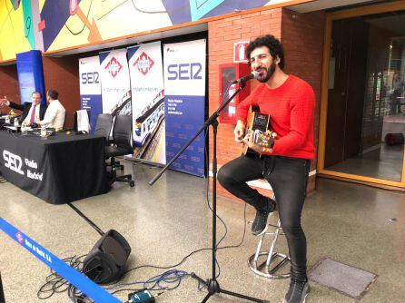 Marwan tocando en la estación de Ciudad Universitaria durante nuestro programa especial