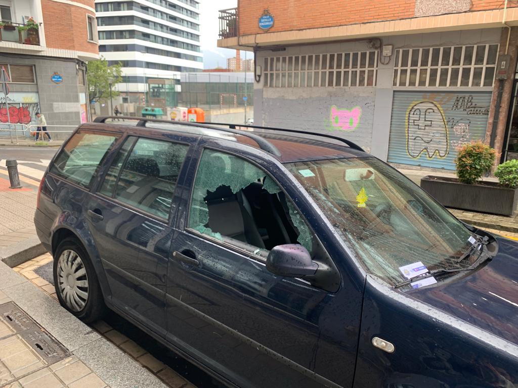 Uno de los coches destrozados por el acto vandálico en Bilbao