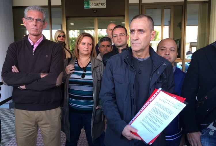 Trabajadores de Limasa en el registro de la Delegación de Empleo de la Junta de Andalucia