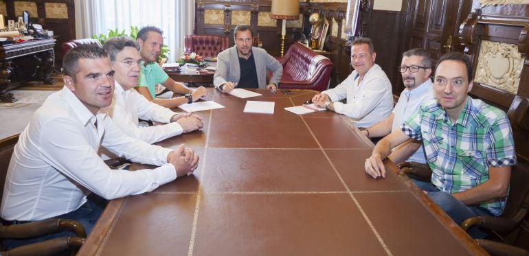 El alcalde de Valladolid reunido con el comité de empresa de Lauki en una imagen de archivo