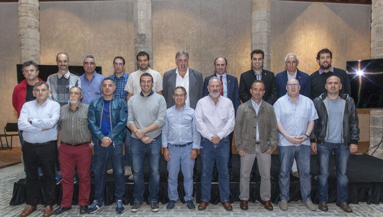 El Vicepresidente de Desarrollo Económico, Manu Ayerdi; el presidente de la Mancomunidad de la Comarca de Pamplona, Aritz Ayesa; y los alcaldes de los 18 municipios integrados en el servicio del Transporte Urbano Comarcal