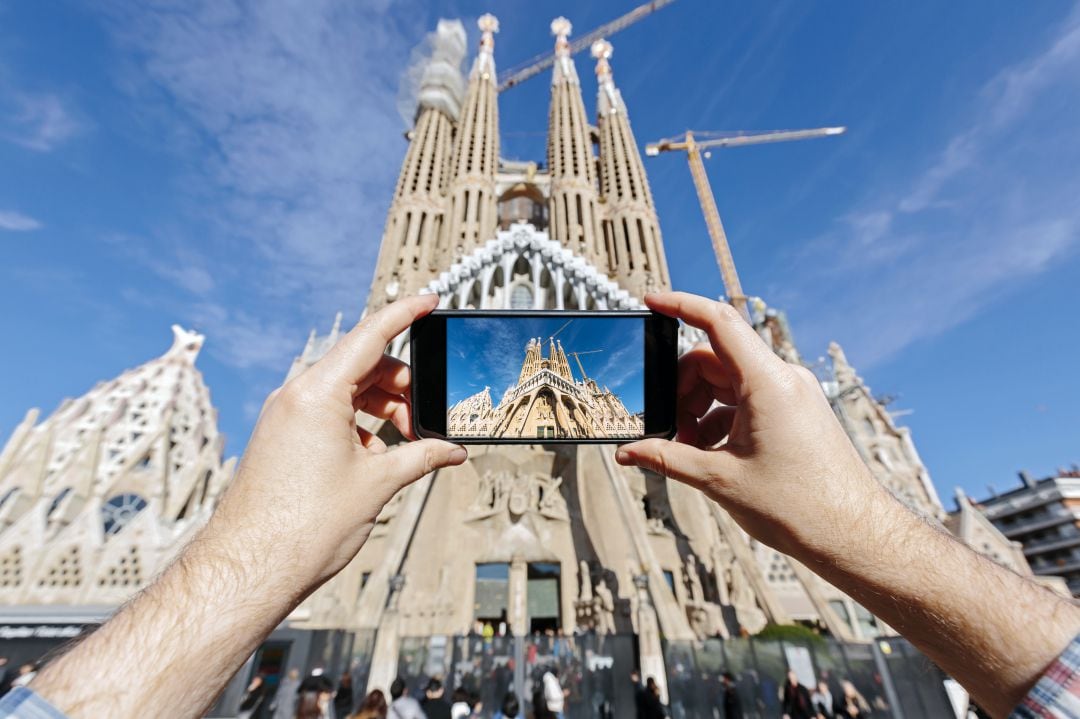 Turista fotografiando la Sagrada Familia de Barcelona