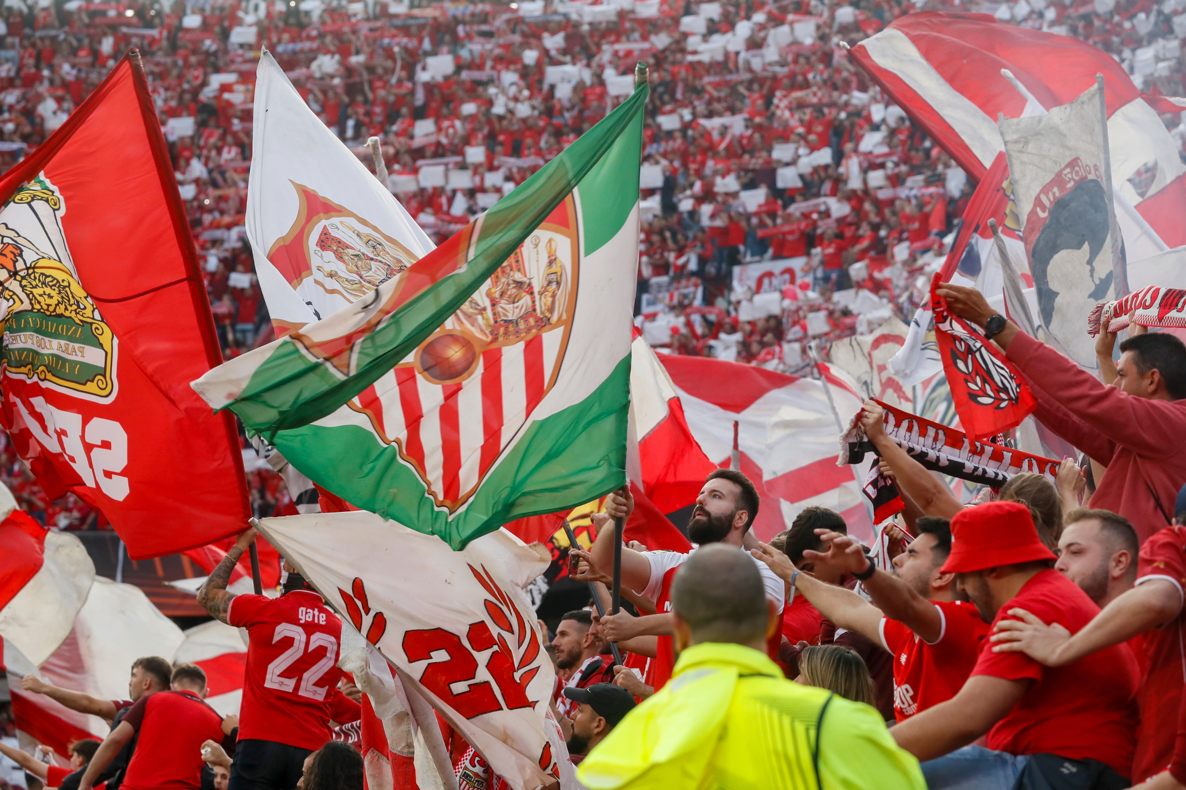 La afición del Sevilla anima a su equipo instantes antes del inicio del partido de vuelta de semifinales de la Liga Europa ante la Juventus. EFE/ José Manuel Vidal