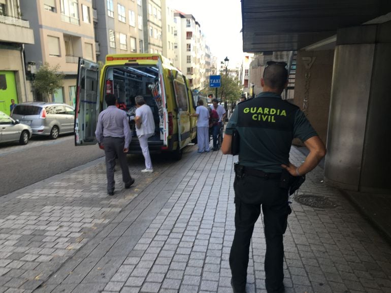 Ambulancias dejando a heridos del siniestro ferroviario en la entrada de urgencias del hospital POVISA