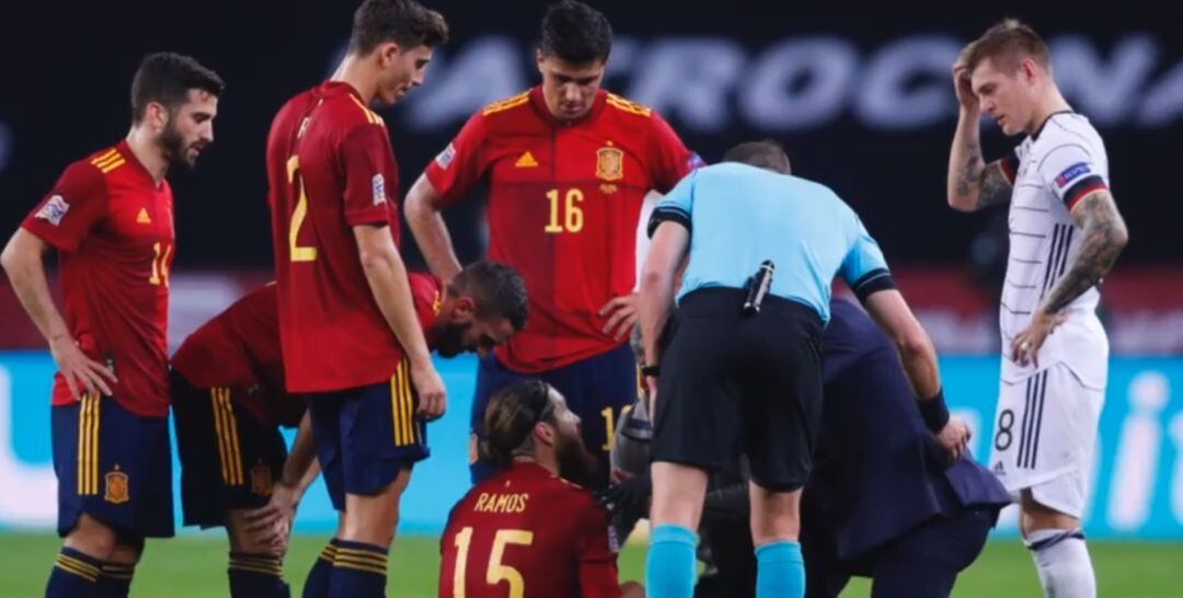 Toni Kroos y Sergio Ramos durante el España-Alemania.