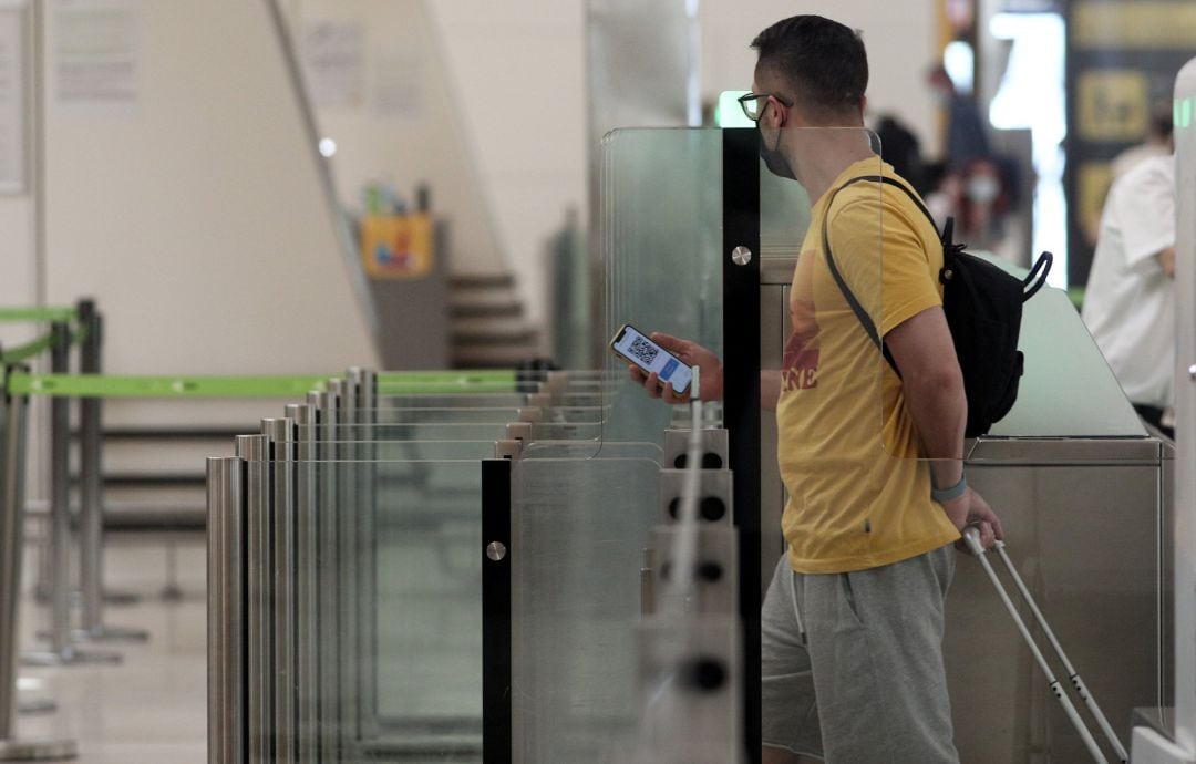 Un pasajero en la fila de embarque de la terminal T4 del Aeropuerto Adolfo Suárez Madrid Barajas, en Madrid (España)