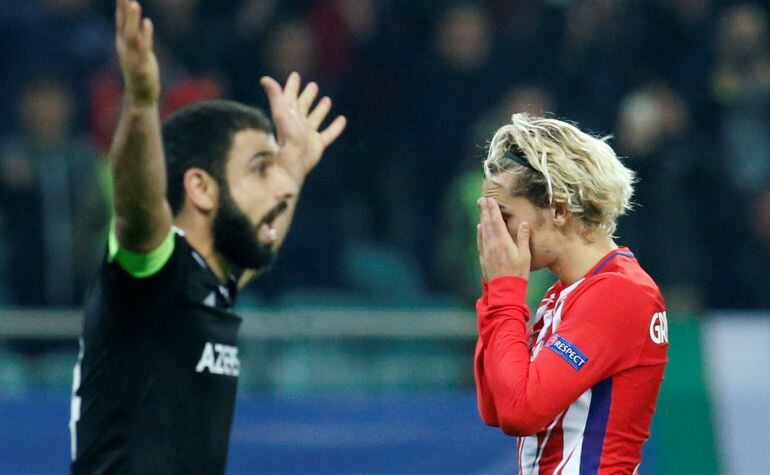 Antoine Griezmann se lleva las manos a la cara en el partido en el que el Atlético no ha sido capaz de ganar al Qarabag en Bakú.