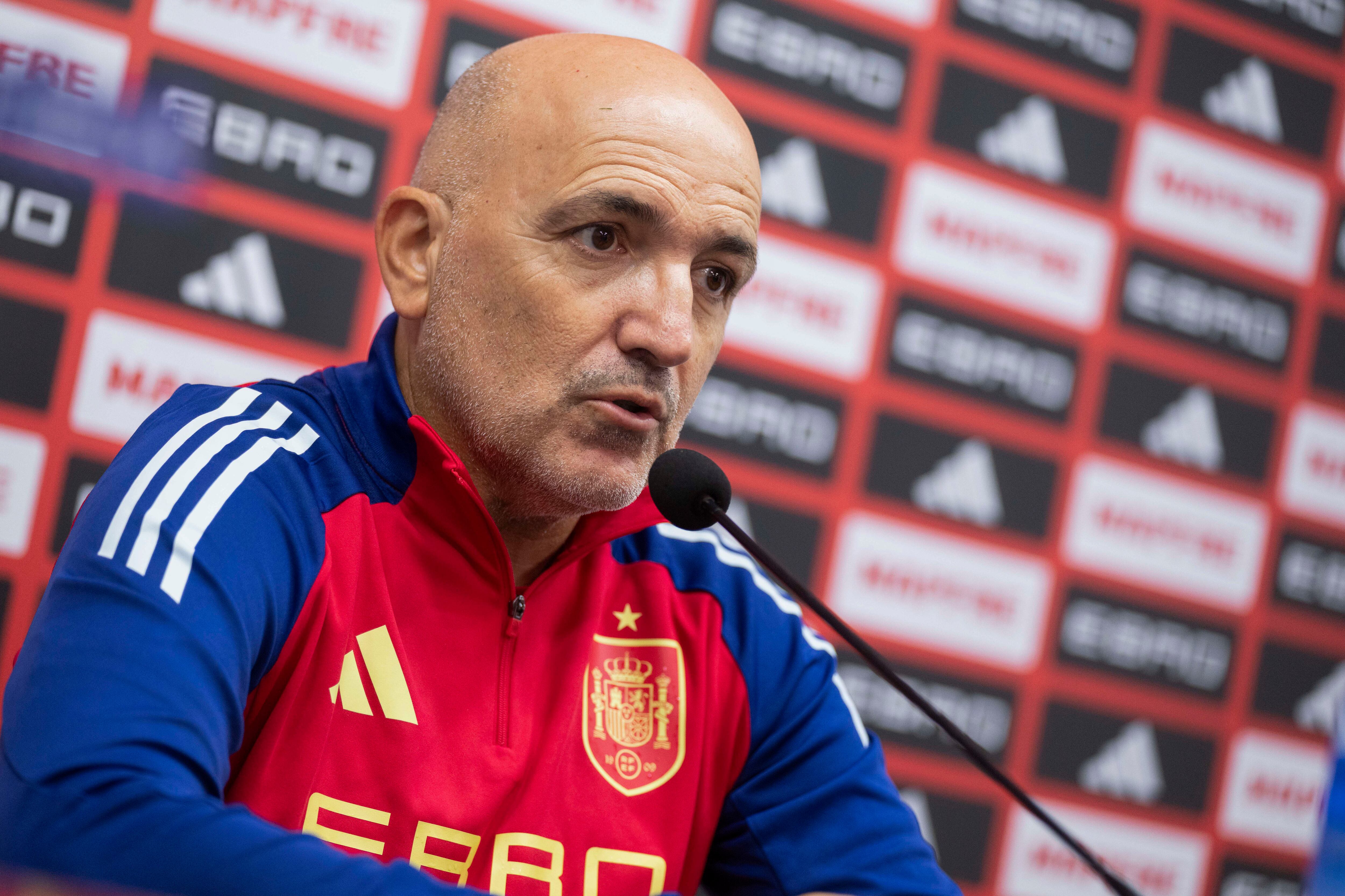 CASTELLÓN DE LA PLANA 13/10/2025.- El seleccionador español sub-21 de fútbol, David Gordo, durante la rueda de prensa previa al partido del martes frente a Finlandia perteneciente  a la fase de Clasificación para el Campeonato de Europa de 2027. EFE/Andreu Esteban
