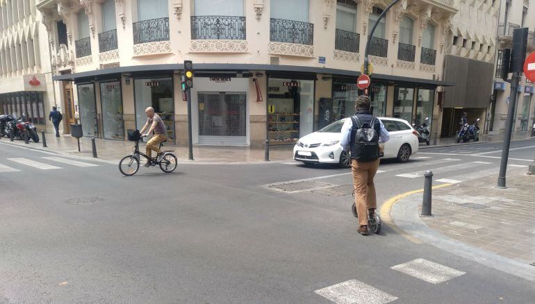 Hombre en patinete eléctrico por el centro de Valencia