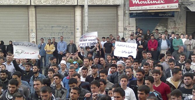 Manifestantes concentrados durante una protesta en la ciudad prtuaria de Banias, en Siria