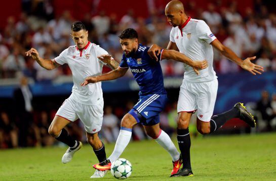 Vitolo y N&#039;Zonzi presionan al jugador del Lyon Nabil Fekir.