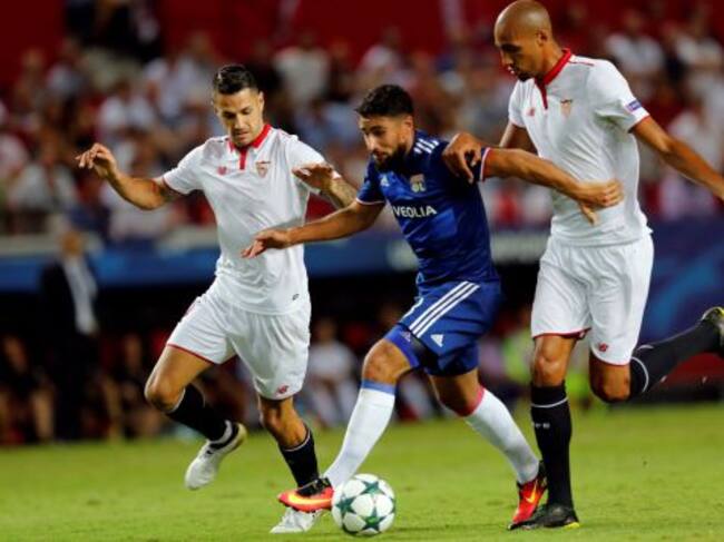 Vitolo y N'Zonzi presionan al jugador del Lyon Nabil Fekir.