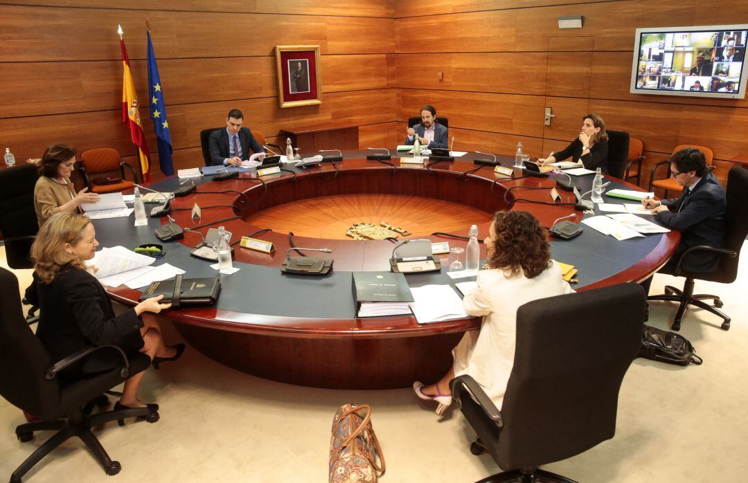 El presidente del Gobierno, Pedro Sánchez, preside la reunión con los ministros y las ministras Pablo Iglesias, Carmen Calvo, Teresa Ribera, Nadia Calviño, Salvador Illa y María Jesús Montero. 