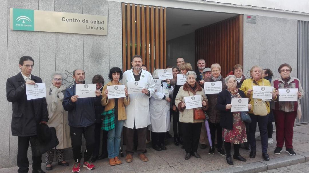 Concentración a las puertas del centro de salud Lucano, esta mañana.