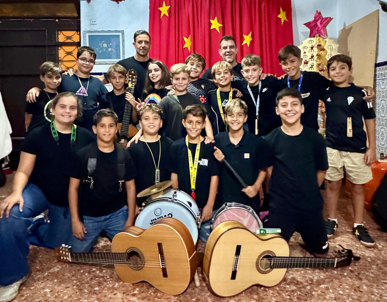 Componentes y autores de la chirigota infantil de Cádiz 'Venimos de nuevo'