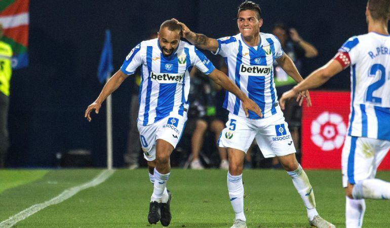 Los jugadores del Leganés, el marroquí Nabil El Zhar (i) y el argentino Jonathan Silva, celebran el segundo gol del equipo pepinero durante el encuentro correspondiente a la segunda jornada de primera división que han disputado frente a la Real Sociedad en el estadio Butarque de la localidad madrileña.