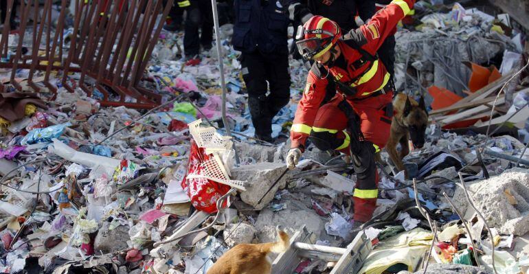 Miembros de la delegación de Bomberos de España trabajan en la búsqueda y rescate de víctimas en la zona de Tarqui en Manta (Ecuador)