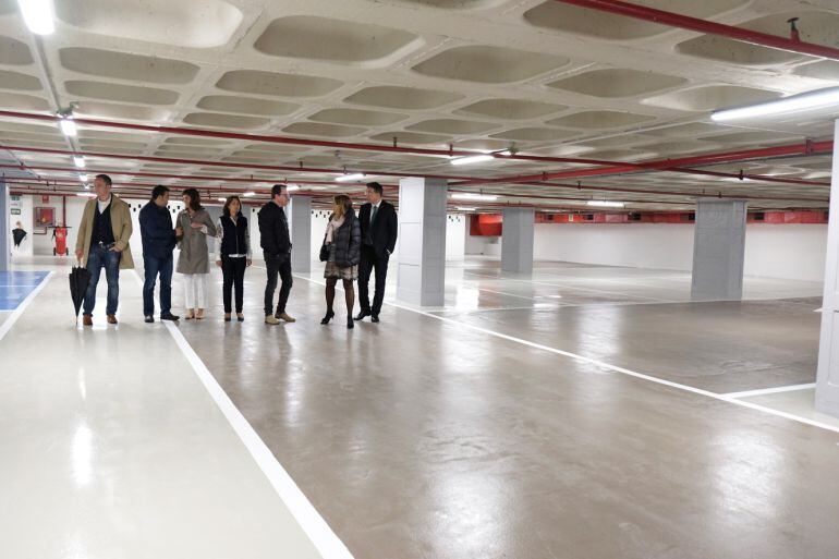 Una àmplia representació comunal visita la reforma de les primeres plantes de l'aparcament Centre Ciutat