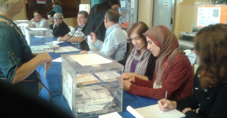 Imatge de les Meses al col.legi electoral de l'Escola del Treball a la ciutat de Lleida