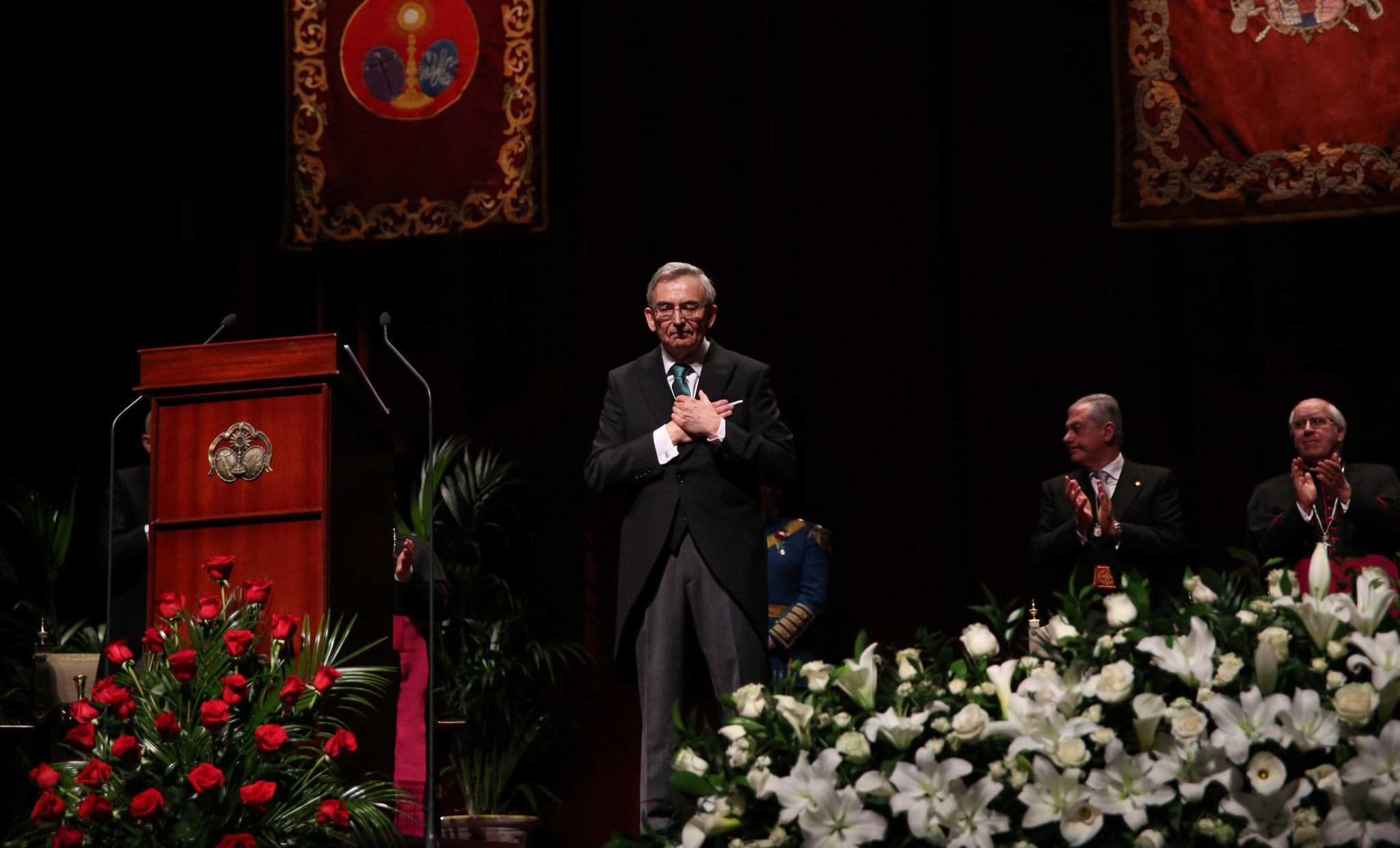 El pregonero, José Joaquín León, recibe la ovación de los cofrades que llenaron el Teatro de la Maestranza