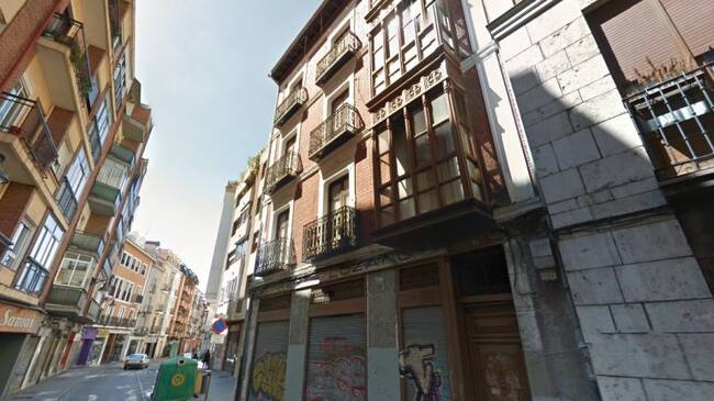 Edificio de la calle Macías Picavea en la que han sido encontrados los huesos