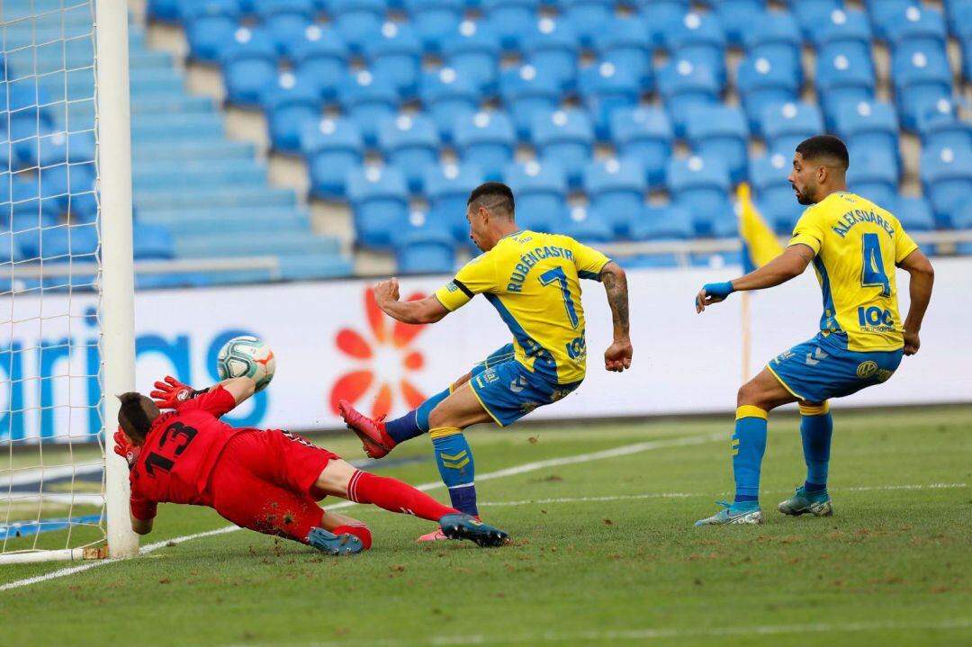 Rubén en una acción de remate.