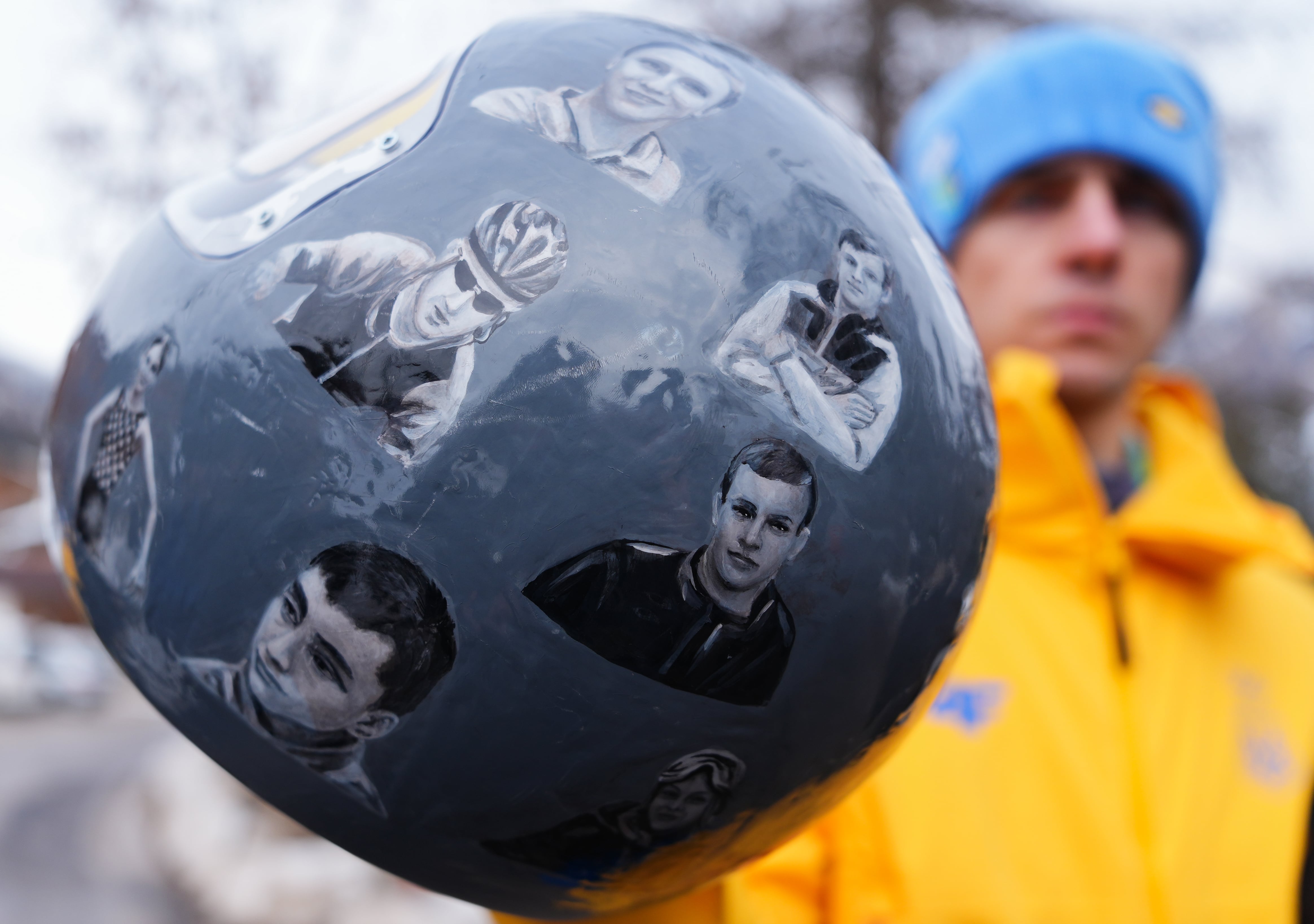 El piloto ucraniano Vladyslav Heraskevych muestra el casco vetado en los JJOO