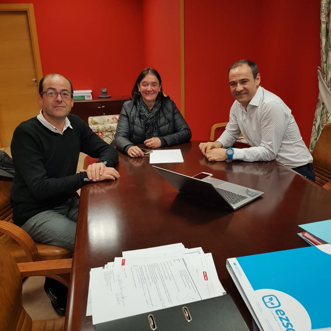 Reunión de la alcaldesa de Cervera de Pisuerga y del Diputado de Ciudadanos con el director de la residencia de personas mayores Vitalia ubicada en la localidad palentina