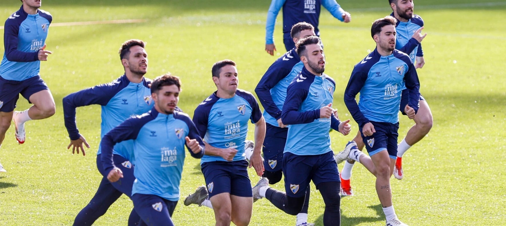 Un grupo de jugadores del Málaga, en pleno esfuerzo durante el entrenamiento del miércoles